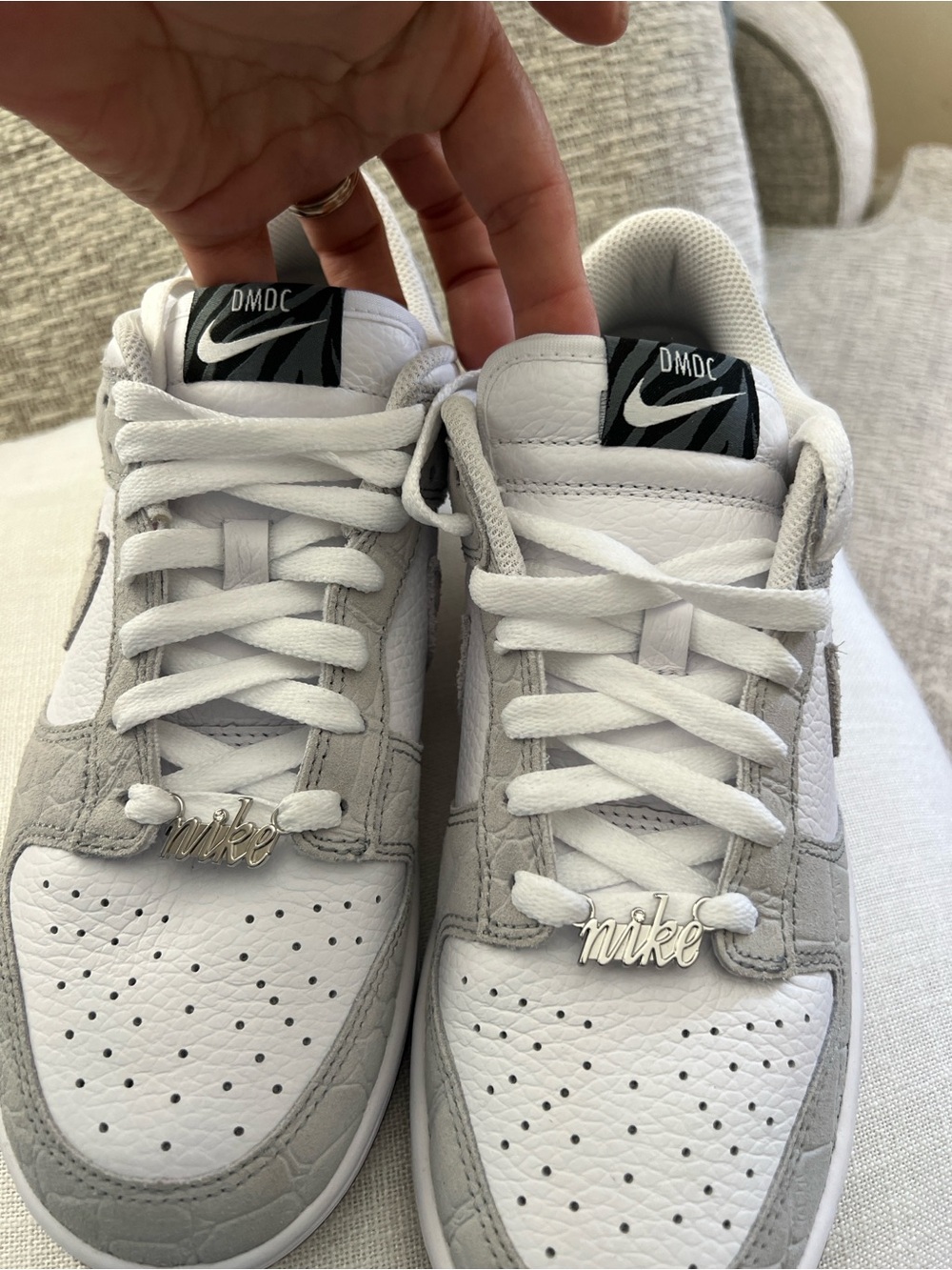 Nike Men’s White & Light Gray Low-Top Sneakers zise 7.5